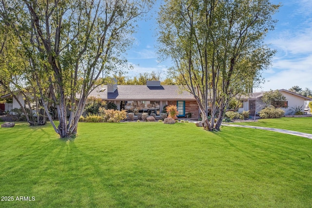 ranch-style house featuring a front yard