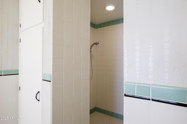 bathroom featuring a tile shower