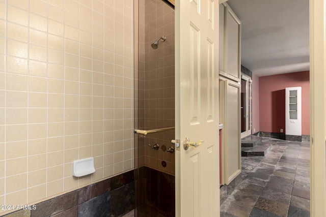 bathroom featuring a tile shower