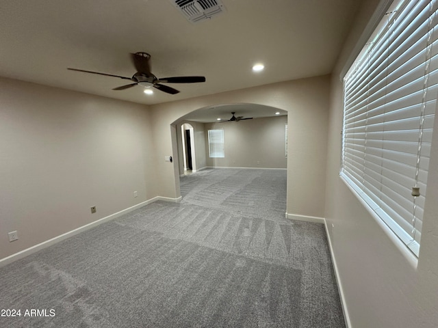 unfurnished room with carpet flooring and ceiling fan