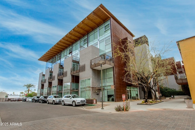 view of apartment building / complex