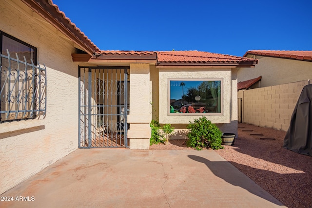 entrance to property featuring a patio