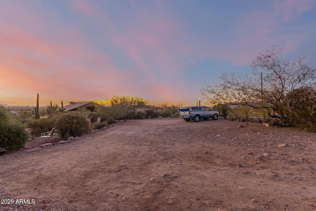 view of yard at dusk