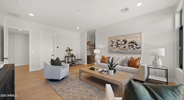 10220 N 66th St, Paradise Valley, AZ 85253 - living room featuring light wood-type flooring, recessed lighting, baseboards, and visible vents