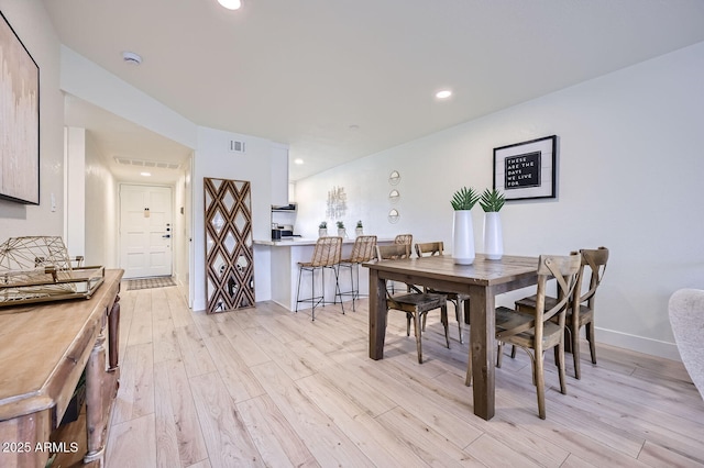 dining space featuring recessed lighting, visible vents, light wood finished floors, and baseboards