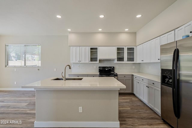 kitchen with electric range oven, tasteful backsplash, a sink, and stainless steel fridge with ice dispenser