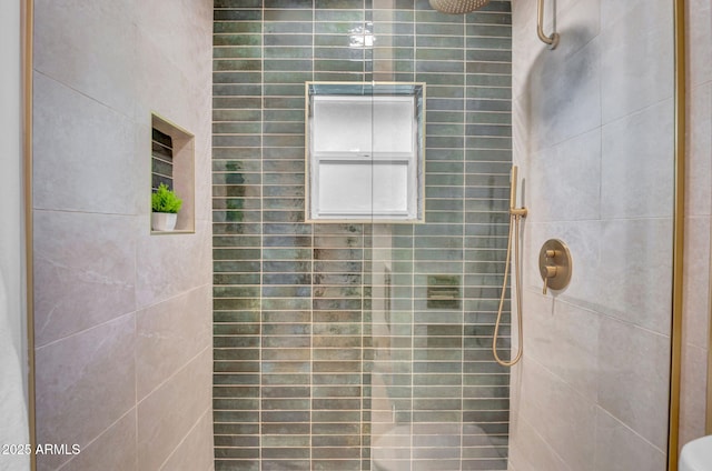 2712 N 20th Dr, Phoenix, AZ 85009 - bathroom featuring a tile shower