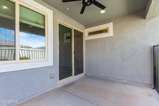 view of terrace with ceiling fan