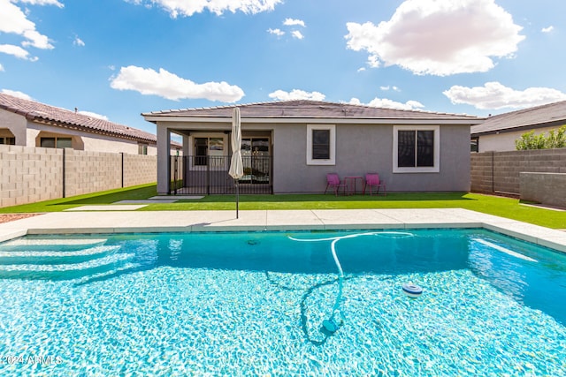 view of pool featuring a yard