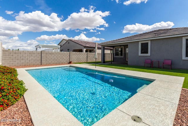 view of swimming pool featuring a yard