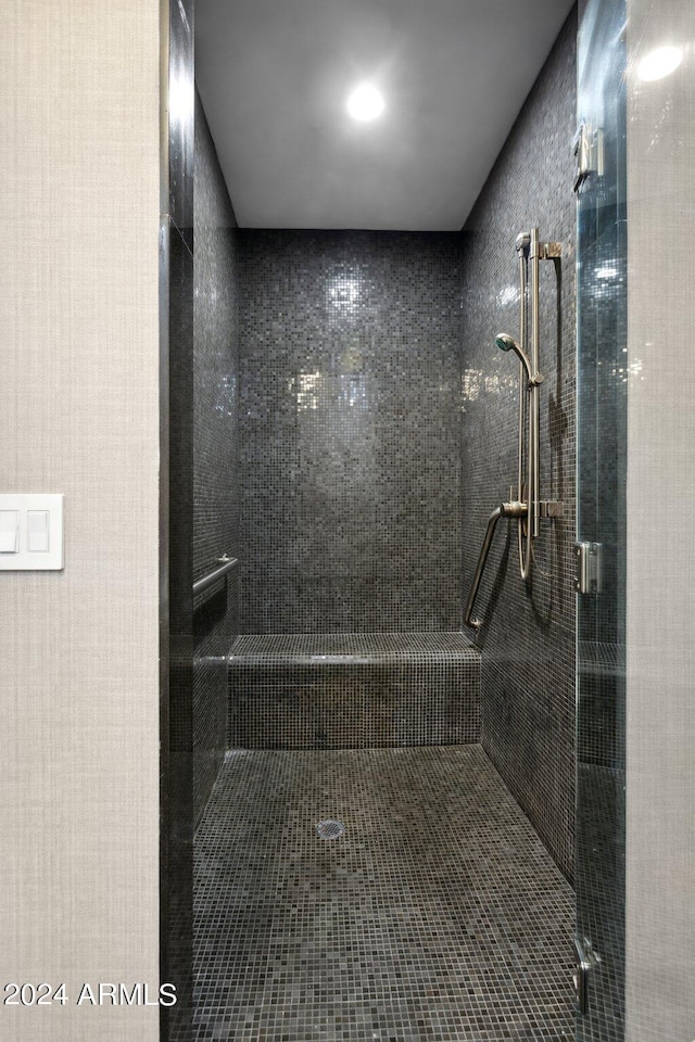 bathroom featuring tiled shower