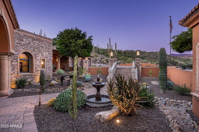 view of yard at dusk