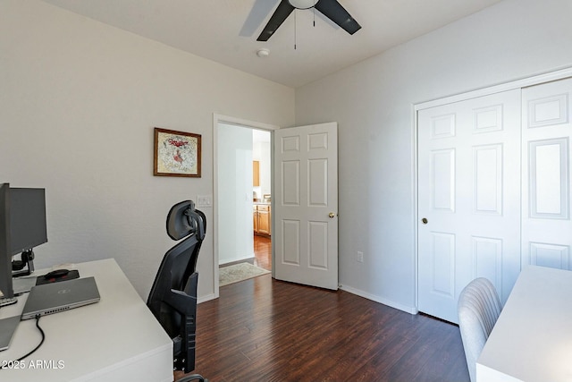 office area with ceiling fan, dark wood-style flooring, and baseboards