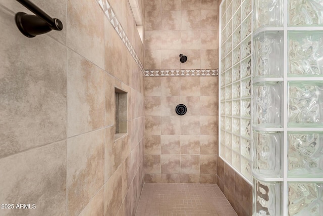 bathroom featuring tiled shower