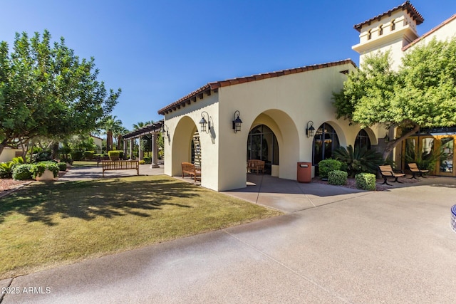 view of front of home featuring a front yard