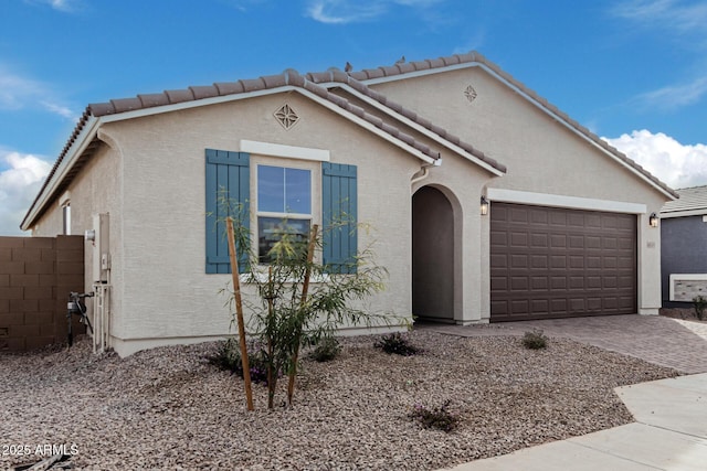 view of front facade featuring a garage