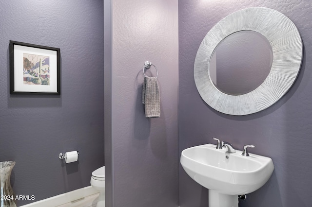 bathroom featuring toilet and sink