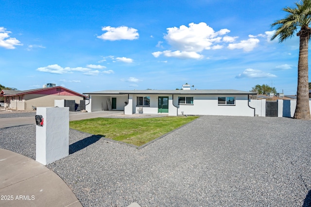 single story home with a front lawn