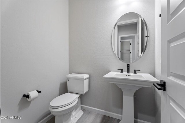28500 N Camel Rock Ct, Rio Verde, AZ 85263 - bathroom featuring baseboards, wood finished floors, toilet, and a textured wall