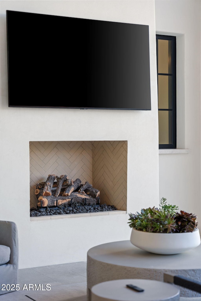 interior details featuring decorative backsplash