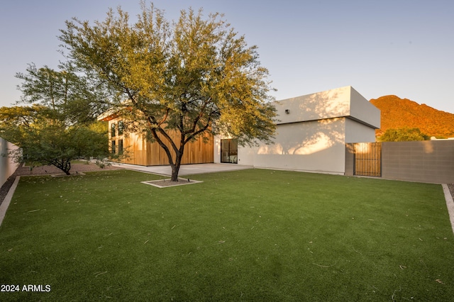 view of yard featuring a mountain view