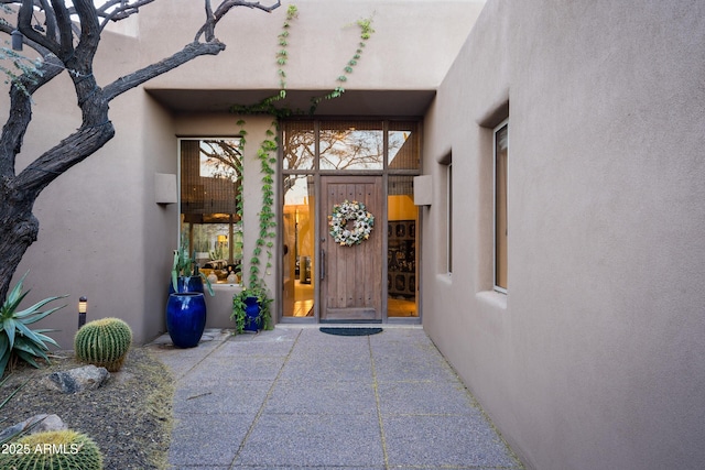 property entrance featuring stucco siding