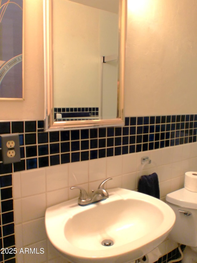 211 W Kiser St, Superior, AZ 85173 - bathroom with sink, tile walls, and toilet