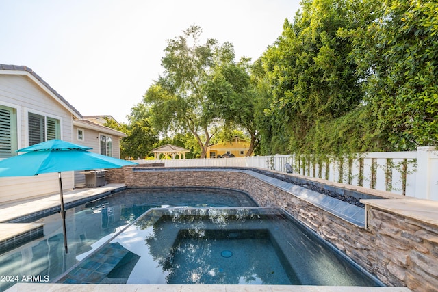 view of pool featuring an in ground hot tub