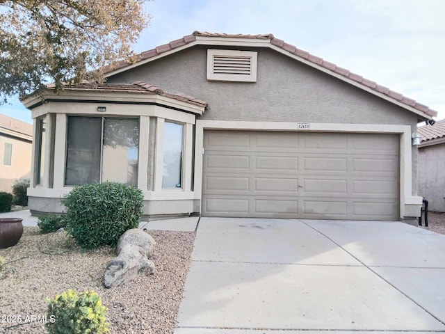 view of front facade featuring a garage