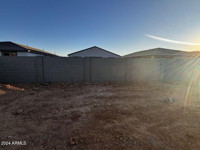 view of yard at dusk