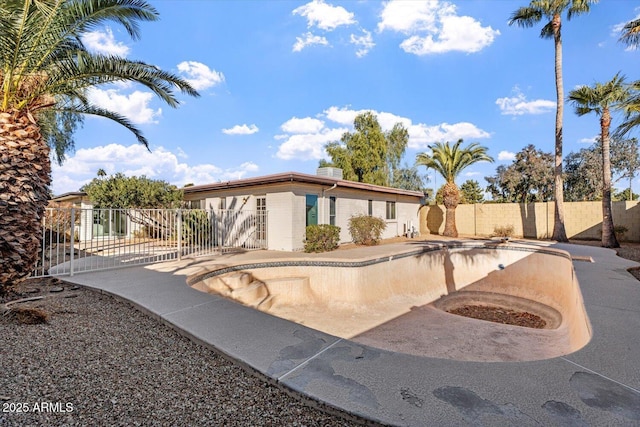 view of front of property with an empty pool