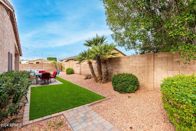 view of yard featuring a patio