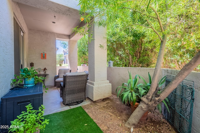 8180 E Shea Blvd Unit 1043, Scottsdale, AZ 85260 - view of yard featuring a patio area