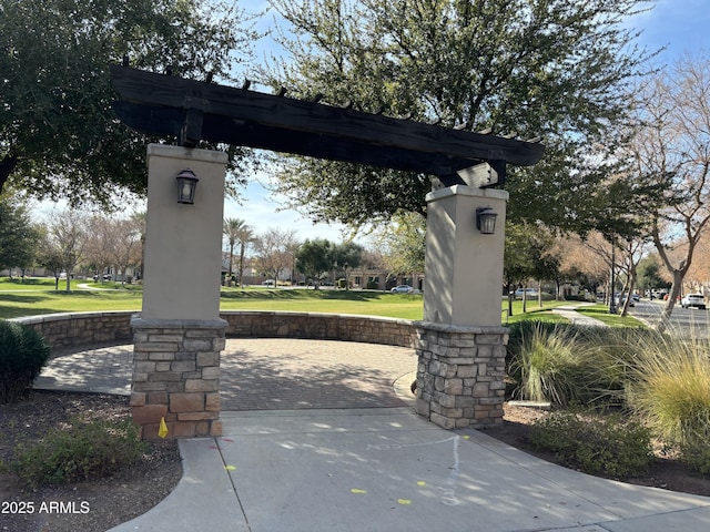 view of home's community featuring a yard