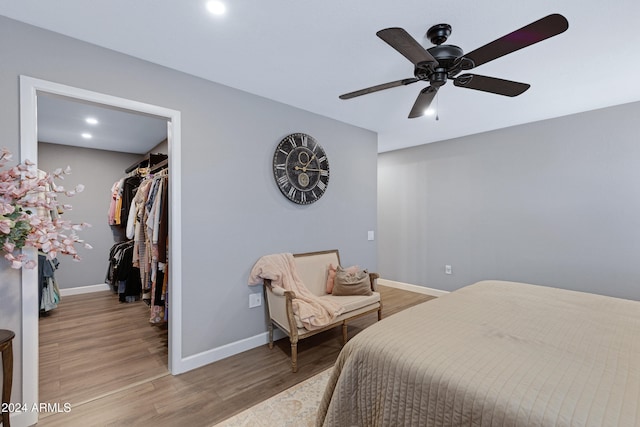 bedroom with light hardwood / wood-style floors, a closet, and ceiling fan