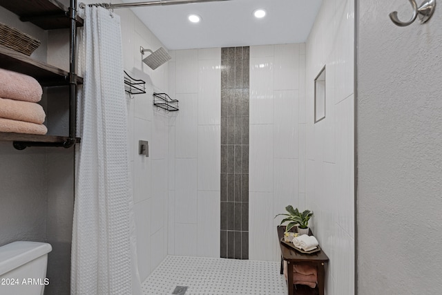 bathroom with curtained shower and toilet