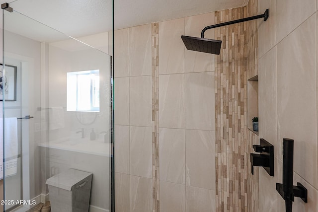 full bathroom featuring a tile shower