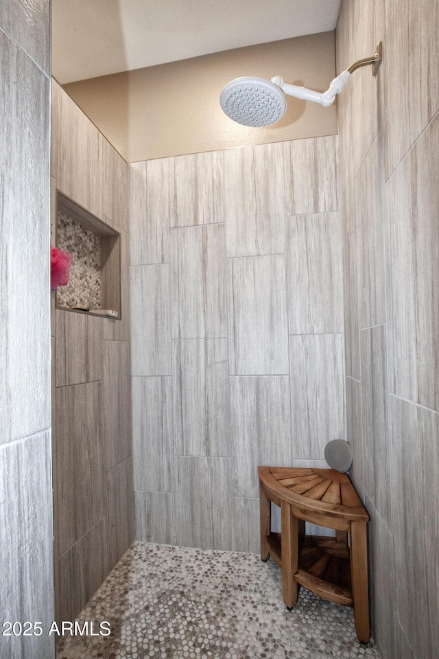 bathroom featuring a tile shower