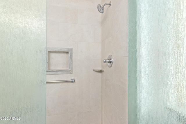 bathroom featuring tiled shower