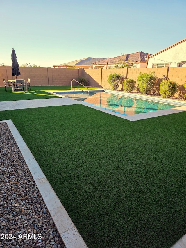 view of yard featuring a fenced in pool