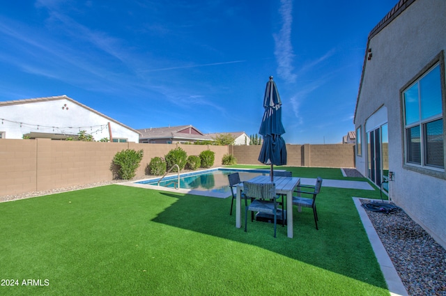 view of yard featuring a fenced in pool