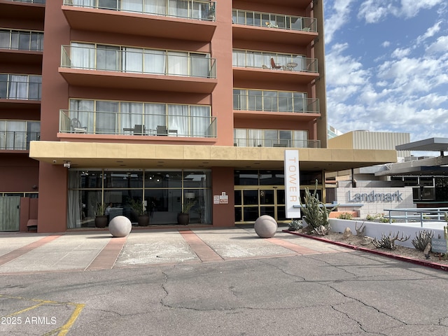 view of apartment building / complex with uncovered parking