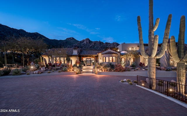 view of front of property featuring a mountain view