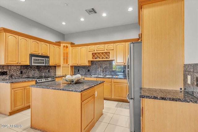 9183 W Shamel Ash Rd, Peoria, AZ 85383 - kitchen featuring appliances with stainless steel finishes, light tile patterned floors, backsplash, a kitchen island, and recessed lighting