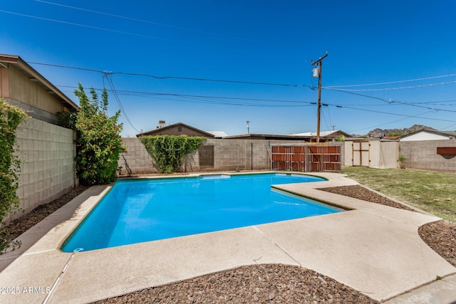 844 E Ruth Ave, Phoenix, AZ 85020 - view of swimming pool featuring a fenced backyard and a patio area