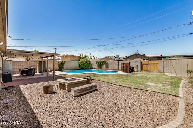 844 E Ruth Ave, Phoenix, AZ 85020 - fenced backyard with a patio area