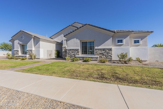 view of front of property featuring a front lawn