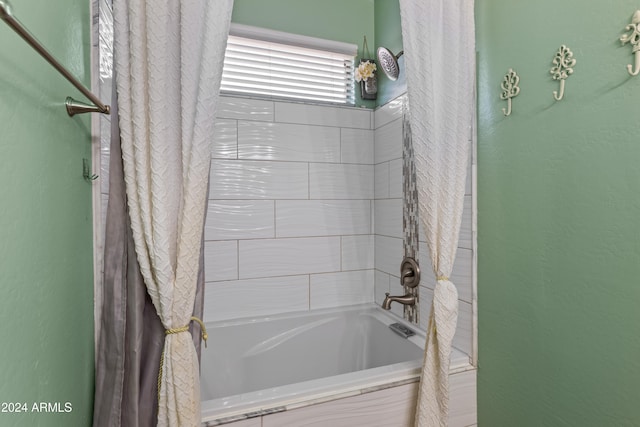 bathroom with shower / tub combo