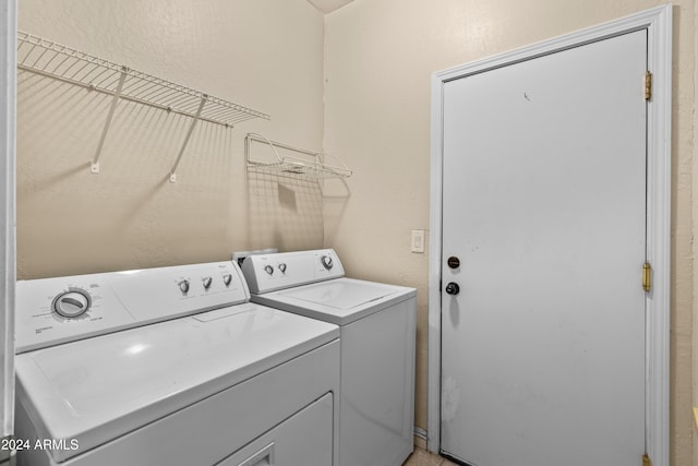 washroom featuring washing machine and clothes dryer