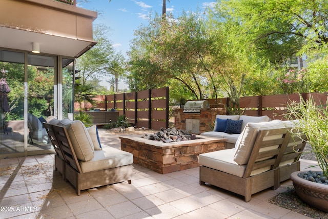 7117 E Rancho Vista Dr Unit 1012, Scottsdale, AZ 85251 - fenced backyard featuring a patio area and outdoor lounge area
